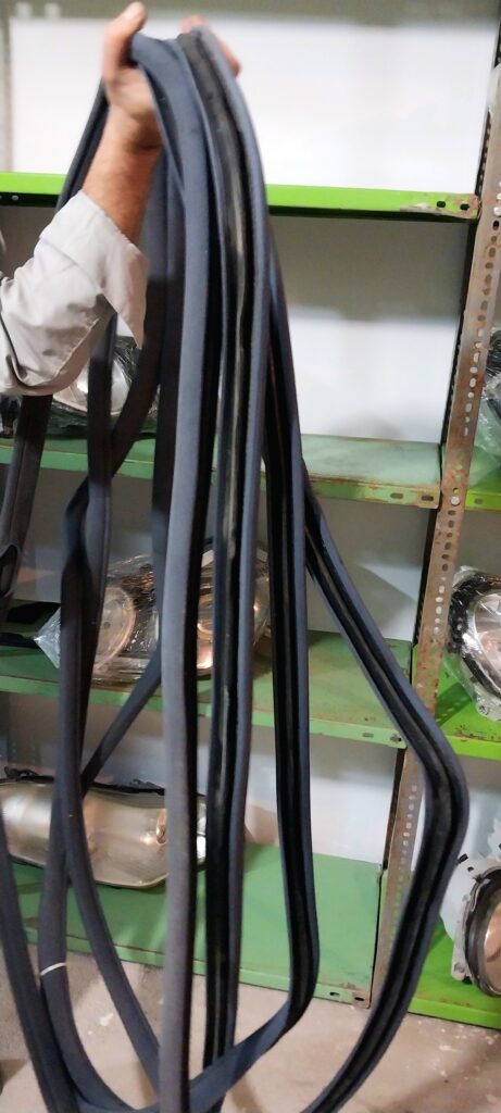 لاستیک داخل دوردرب هایE240